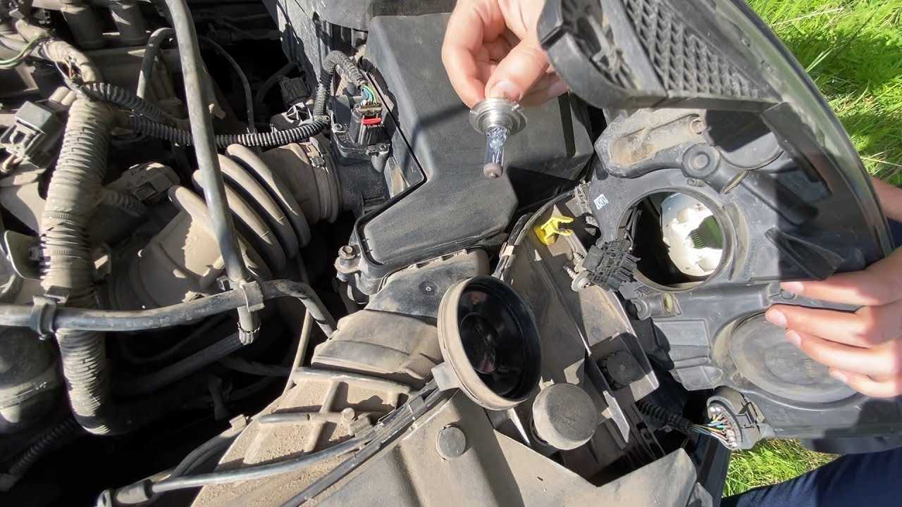 Как поменять лампы в фарах на ford focus 3