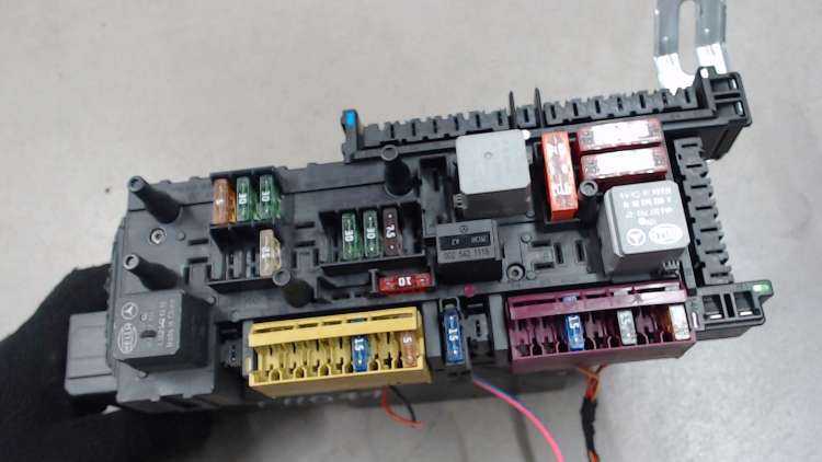 Fuse box diagram mercedes 212 and relay with designation and location